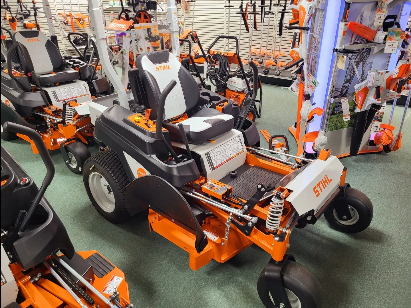 STIHL RZ 552 Zero-Turn Mower—52 in, 27 hp, Briggs & Stratton for